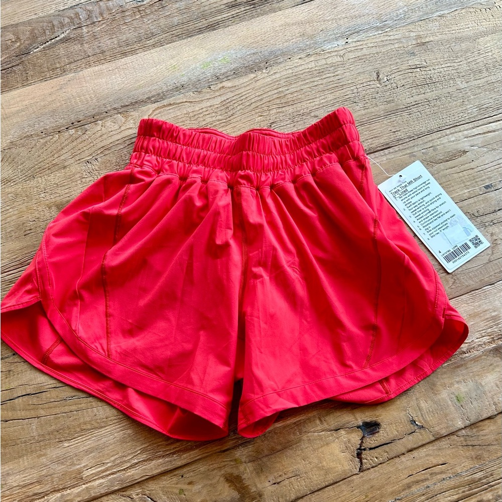 🔥LuLuLemon TRACK THAT short 🔥- Mid-rise 5” - Size 4
